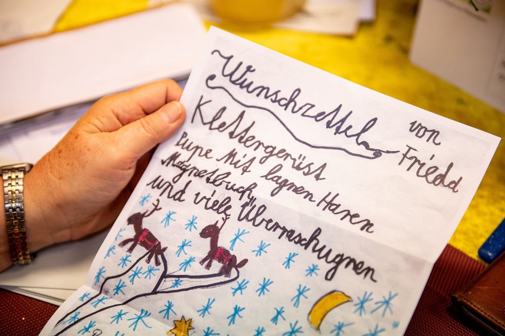 Weihnachtsengel sortieren und beantworten in der Weihnachtspostfiliale die Briefe von Kindern.