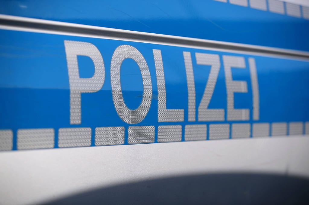 Die Polizei war in Bornstedt im Einsatz. eine Zustellerin ist am Samstag von drei Hunden angegriffen und verletzt worden.