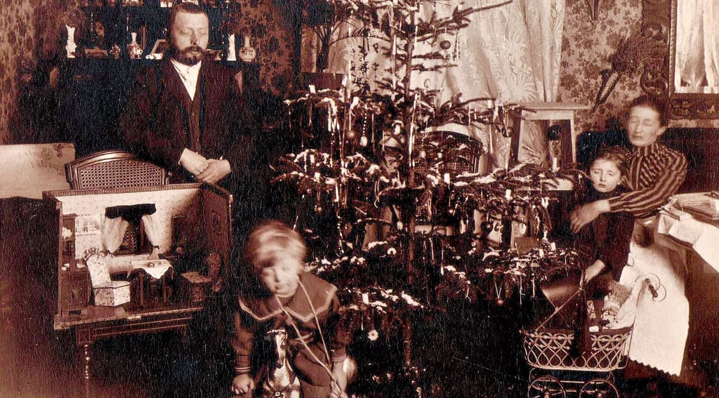 Das war Weihnachtsgemütlichkeit mit Christbaum anno 1902: So feierte die Familie des Zeitzer Lehrers und Heimatforschers Konrad „Papa“ Braun.