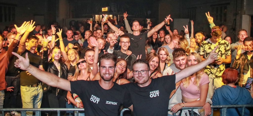 Weihnachtstanz in Brunau ist Kult. Ein Beweisfoto aus dem vergangenen Jahr, mit DJ-Duo Zytrox vorn: (von links) Florenz Thörmer und Willem Zieher. Dahinter die begeisterte Fanbase.