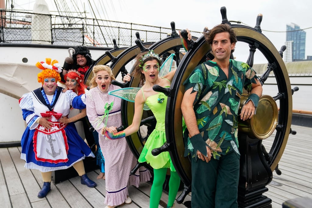 Shaun Williamson als Hook (hinten) und James Argent als Peter Pan (r) mit anderen Darstellern: Pantomine zu Weihnachten hat in Großbritannien Tradition.