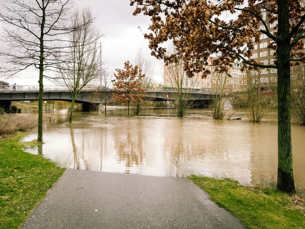 Das Peter-Fechter-Ufer in Hannover wird vom Hochwasser der Ihme überschwemmt.