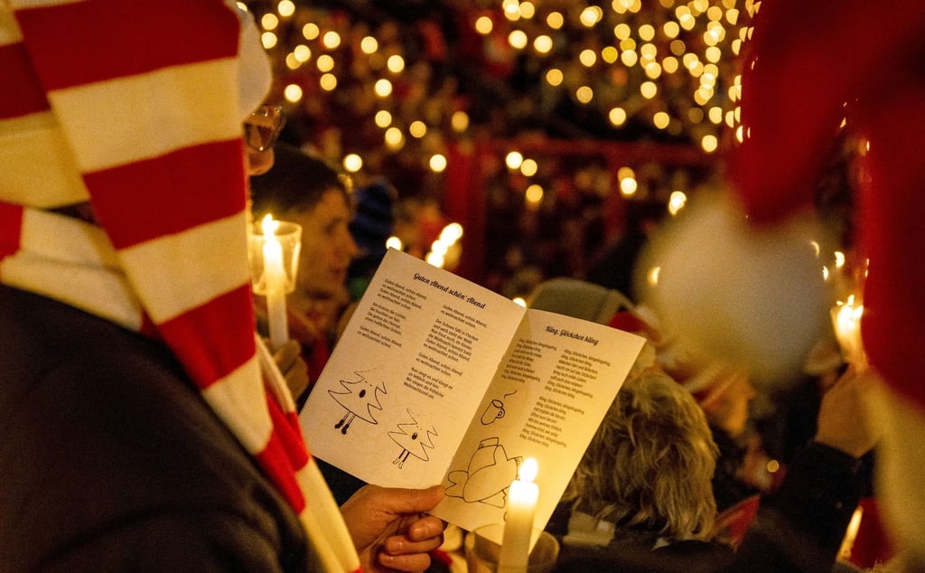 Tausende Menschen nehmen am Weihnachtssingen im Stadion An der Alten Försterei in Berlin teil.