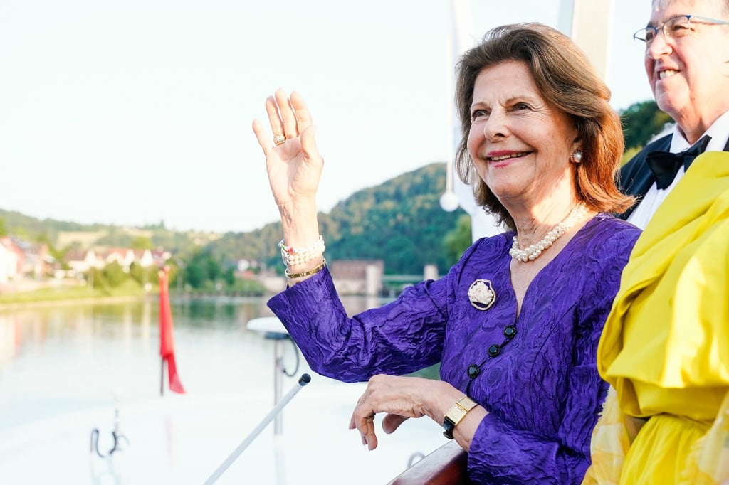 Königin Silvia von Schweden winkt an Bord eines Schiffs der Weißen Flotte am Neckar bei einer Benefizveranstaltung zugunsten der World Childhood Foundation.