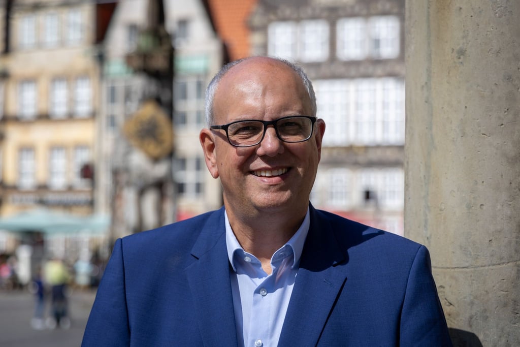 Andreas Bovenschulte, Präsident des Senats und Bürgermeister, auf dem Marktplatz vor dem Bremer Rathaus.