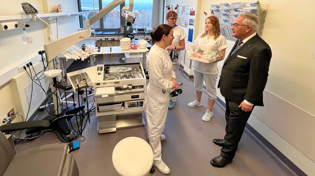 Weihnachten im Goitzsche Klinikum nutzt der Ärztliche Direktor Volker Baumgarten, um sich unter anderem bei HNO-Ärztin Janett Scholz sowie Katja Fritzsche und Jessica Piepke (v.l) für ihren Einsatz zu bedanken.