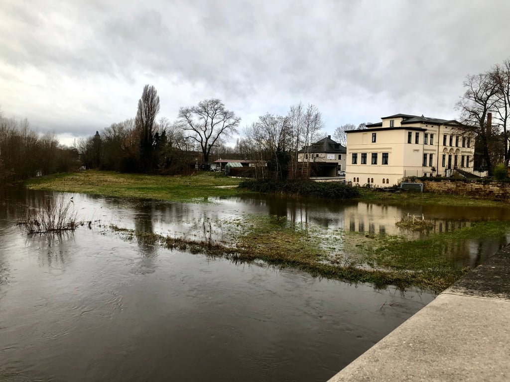 An vielen Stellen, wie hier an der Auebrücke, hat die Weiße Elster ihr Bett bereits verlassen.