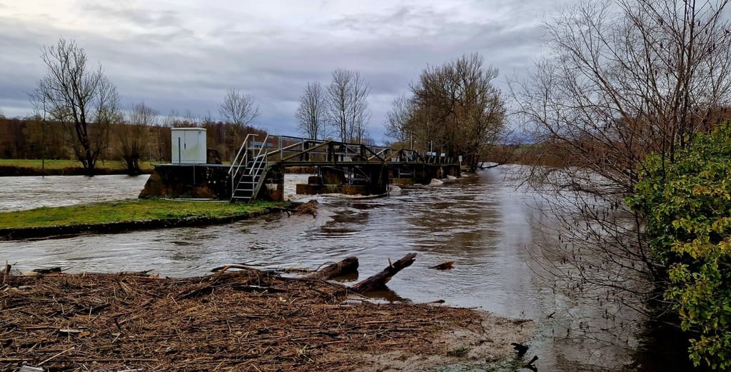 Die Brücke über den Mühlgraben am Wehr in Wetterzeube sackt ab, Fließgeschwindigkeit ist sehr hoch.