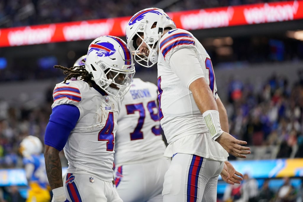 Bills-Quarterback Josh Allen (r) feiert seinen Touchdown mit James Cook.