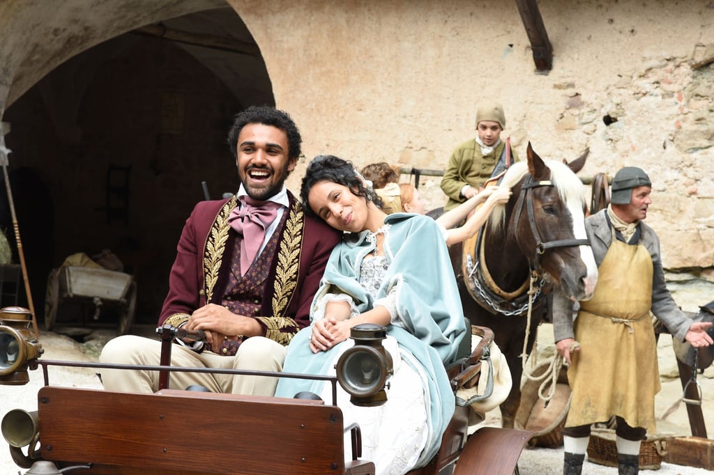Die Schauspieler Kristin Alia Hunold (Rolle Prinzessin Sophia) und Langston Uibel (Sophias Bruder Berthold) während einer Drehpause am Set.