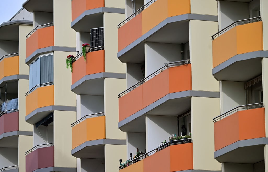 Ein moderner Plattenbau ist in Nordhausen zu sehen.