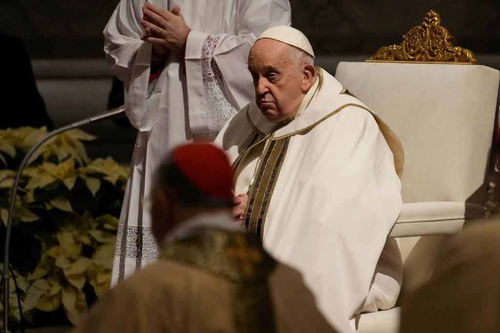Papst Franziskus nimmt an der Christmette im Petersdom im Vatikan teil.