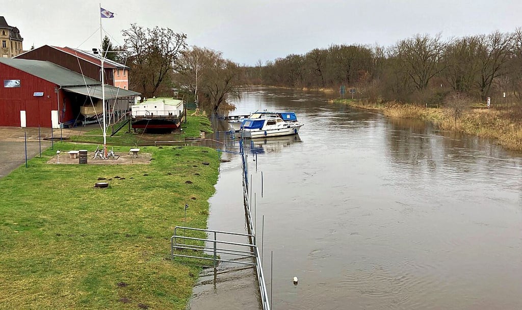 Die Bode ist im Mündungsbereich, hier am Nienburger Hafen, randvoll.