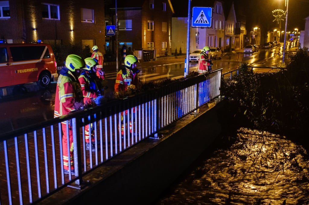 Feuerwehrleute beobachten den Wasserstand der Rodenberger Aue.