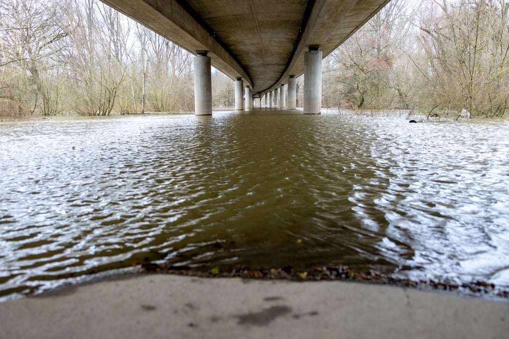 Hoher Wasserstand unter einer Brücke