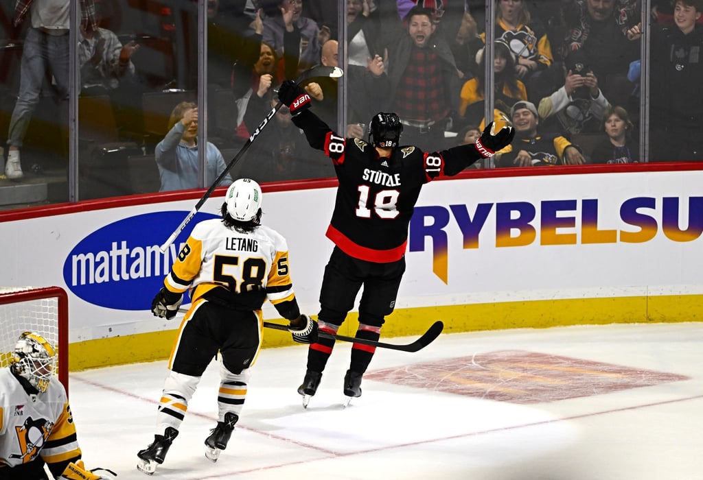 Tim Stützle (r) srogte für den Senators-Siegtreffer gegen die Penguins.