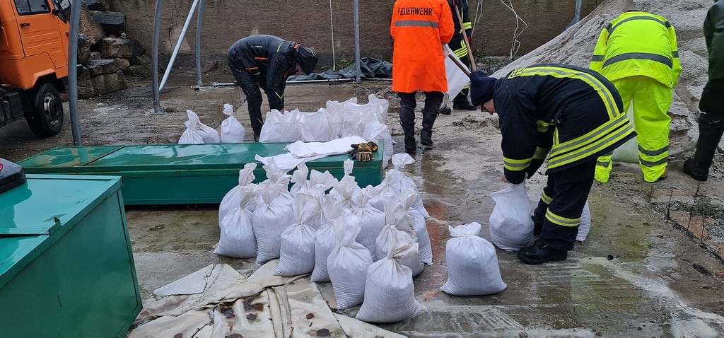 Die Freiwillige Feuerwehr Wetterzeube hat bereits Sandsäcke gefüllt und an kritischen Stellen bereitgestellt.
