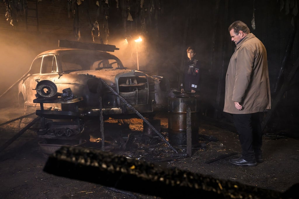 Szene des TV-Krimis „Friesland - Feuerteufel“: Polizistin Süher Özlügül (Sophie Dal) und Kriminalhauptkommissar Jan Brockhorst (Felix Vörtler) versuchen, den Tathergang zu rekapitulieren.