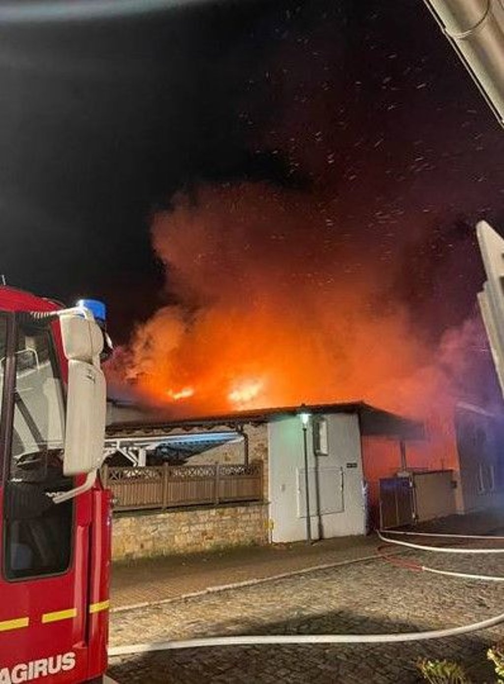 Durch das Feuer entstand ein hoher Sachschaden.