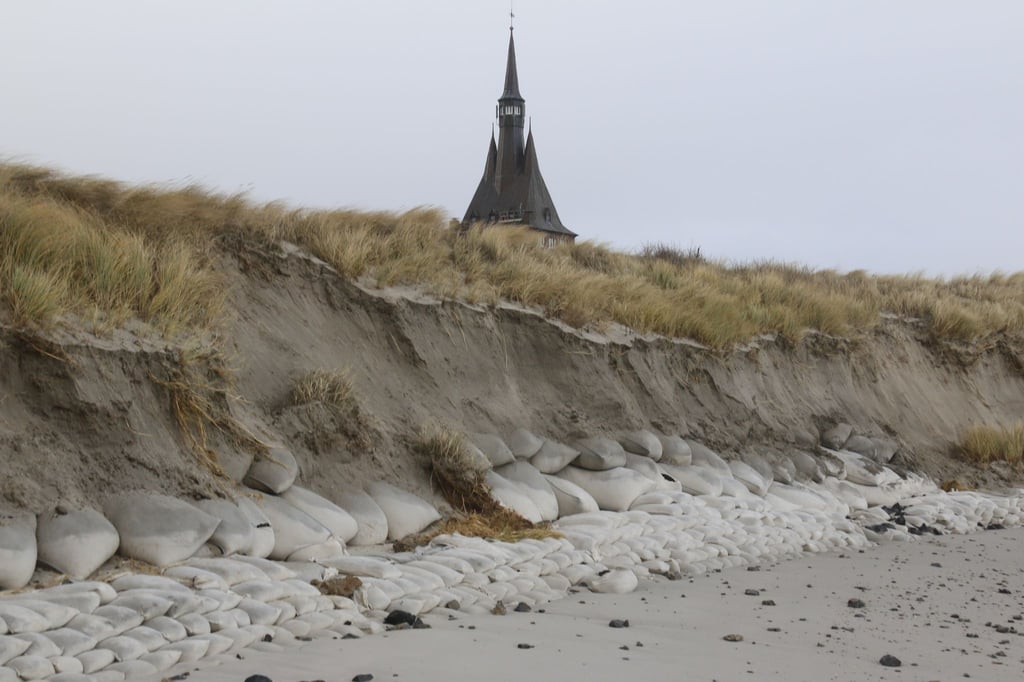 Die zur Stabilisierung der Düne dauerhaft eingebauten Sandsäcke wurden von den Wellen des Sturmtiefs "Zoltan" freigelegt.