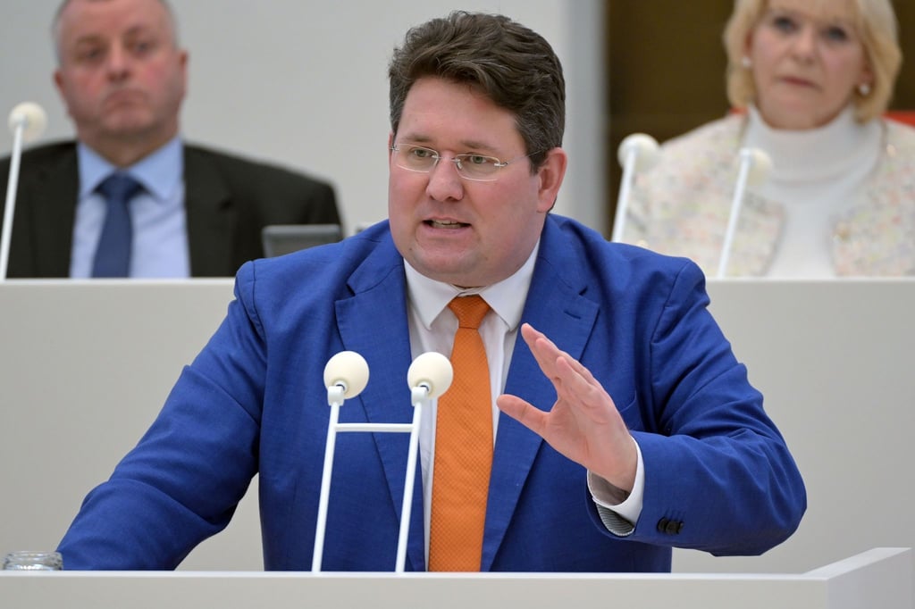 Péter Vida (Brandenburger Vereinigte Bürgerbewegungen (BVB)/Freie Wähler) spricht während einer Sitzung.