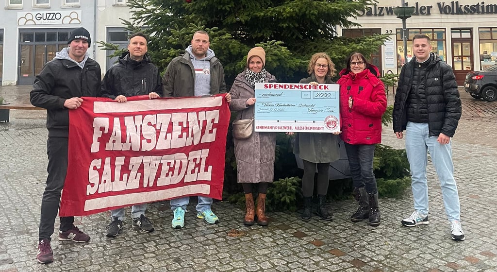 Spendenübergabe der Fanszene Salzwedel an den Verein Kinderträne.