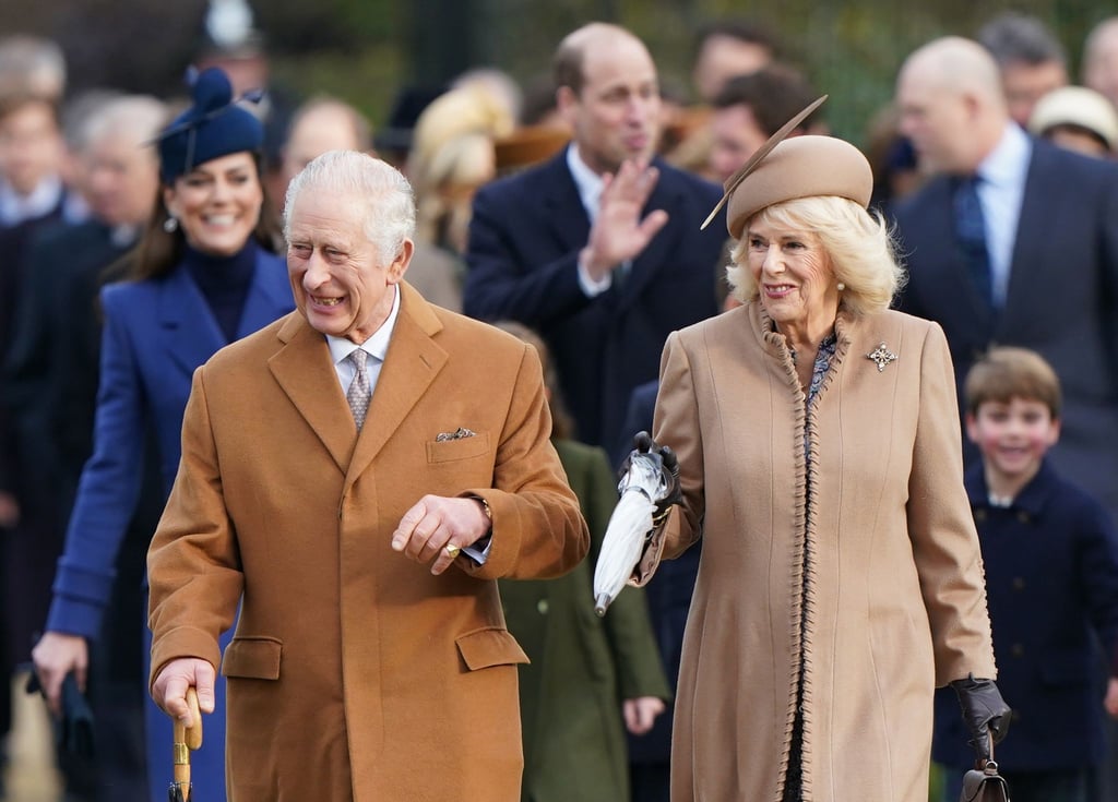 König Charles III. (l) und Königin Camilla kommen zum Gottesdienst in der Kirche St. Mary Magdalene.