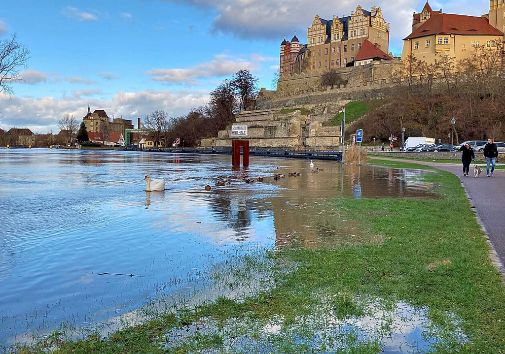 Hochwasserlage in Sachsen-Anhalt: Unterhalb des Schlosses Bernburg ist die Saale schon über die befestigte Ufermauer geschwappt.