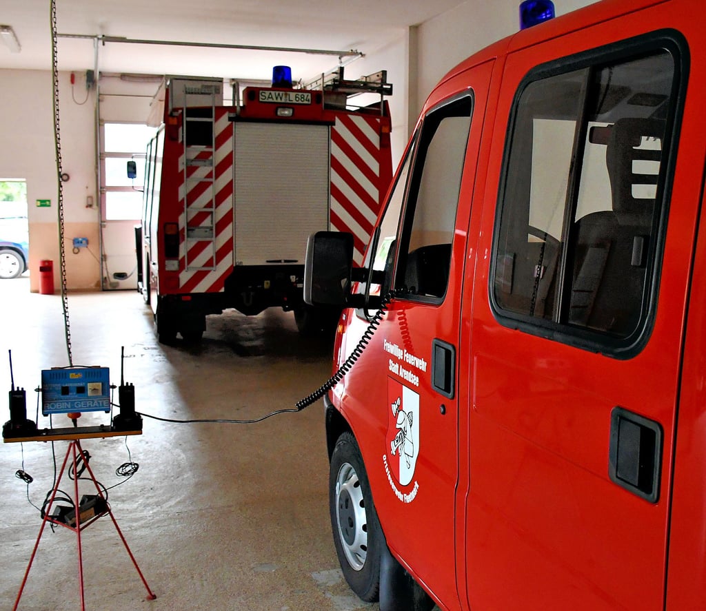 Fahrzeuge, die nicht nebeneinander (was nicht nur im Ernstfall Zeit spart), sondern hintereinander stehen: So etwas gibt es innerhalb der Einheitsgemeinde nur in Fleetmark.