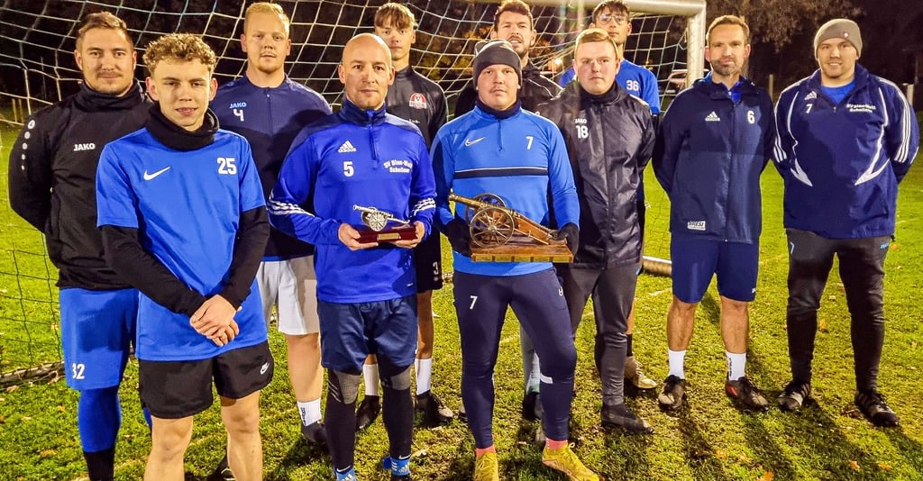 Die Fußballer des SV Blau-Weiß Schollene mit Trainer Benjamin Kirchner (rechts) haben die Torjägerkanone der Volksstimme 2022/23 gewonnen. Die große Trophäe, die Danilo Martschinkowski in seinen Händen hält, steht für eine Saison im Vereinsdomizil. Die kleinere Kanone, die David Kersten hält, bleibt bei den Schollenern. In der dunklen Jahreszeit findet das Training dienstags und donnerstags unter Flutlicht in Großwudicke statt.