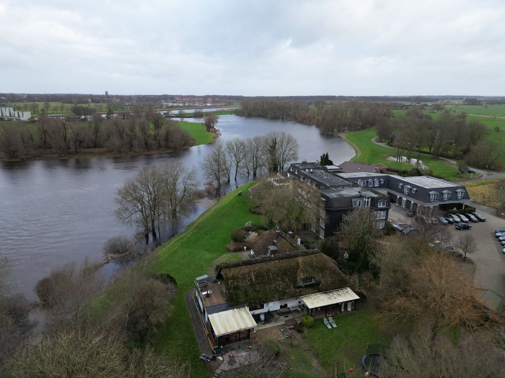 Blick auf den Entlastungspolder vor dem Leda-Sperrwerk in Leer.