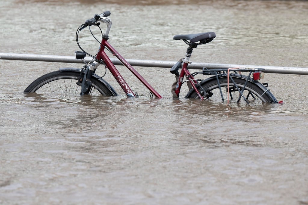 Das Hochwasser der Elbe umgibt ein Fahrrad am Terrassenufer.