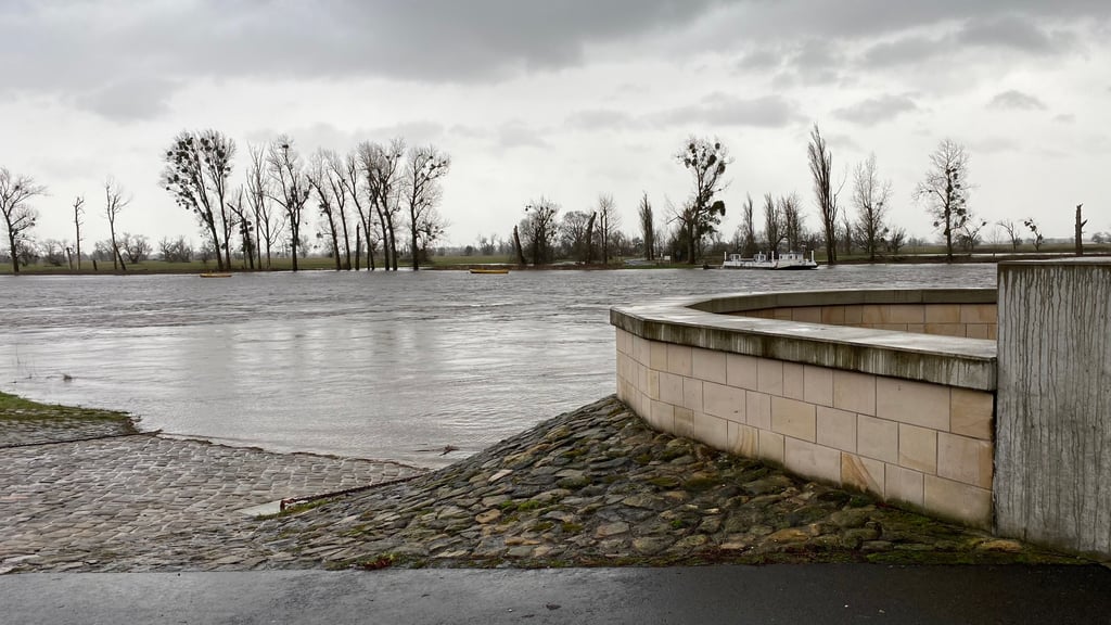 In Elster ist deutlich zu sehen, wie hoch die Elbe bereits gestiegen ist.