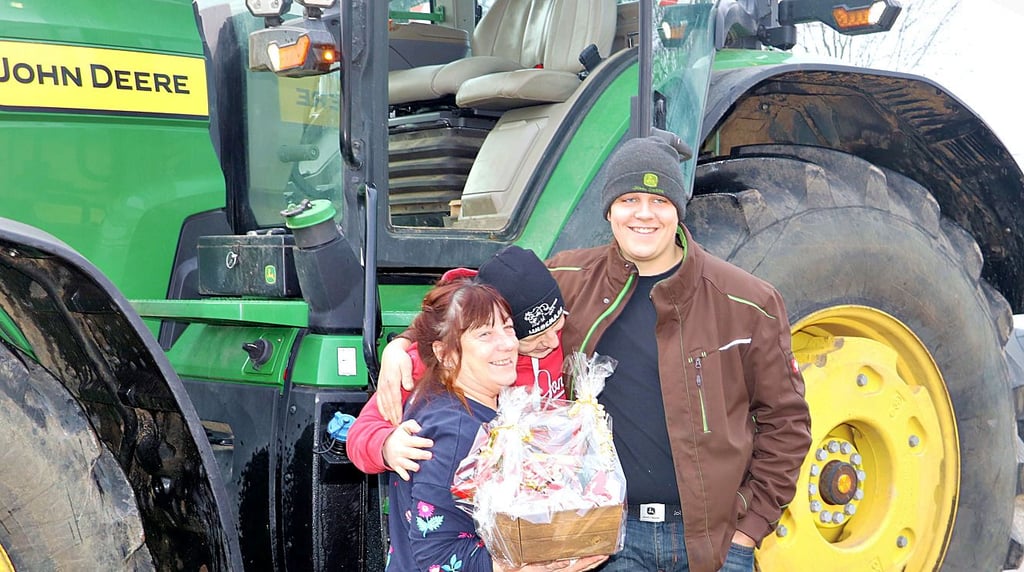 Martina Pannecke war noch nie mit dem Traktor gefahren. Ihre ehemaligen Schützlinge Jonas und Finn machten es möglich, dass sie mit dem Traktor eine kurze Fahrt durch Theeßen machen kann.