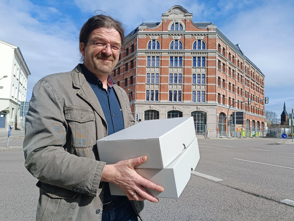 Der Umzugstermin für das Stadtarchiv Zeitz in das sanierte Zekiwa-Gebäude rückt nun näher. Das Team der Einrichtung um Leiter Sven Lautenschläger hat alle Hände voll zu tun.