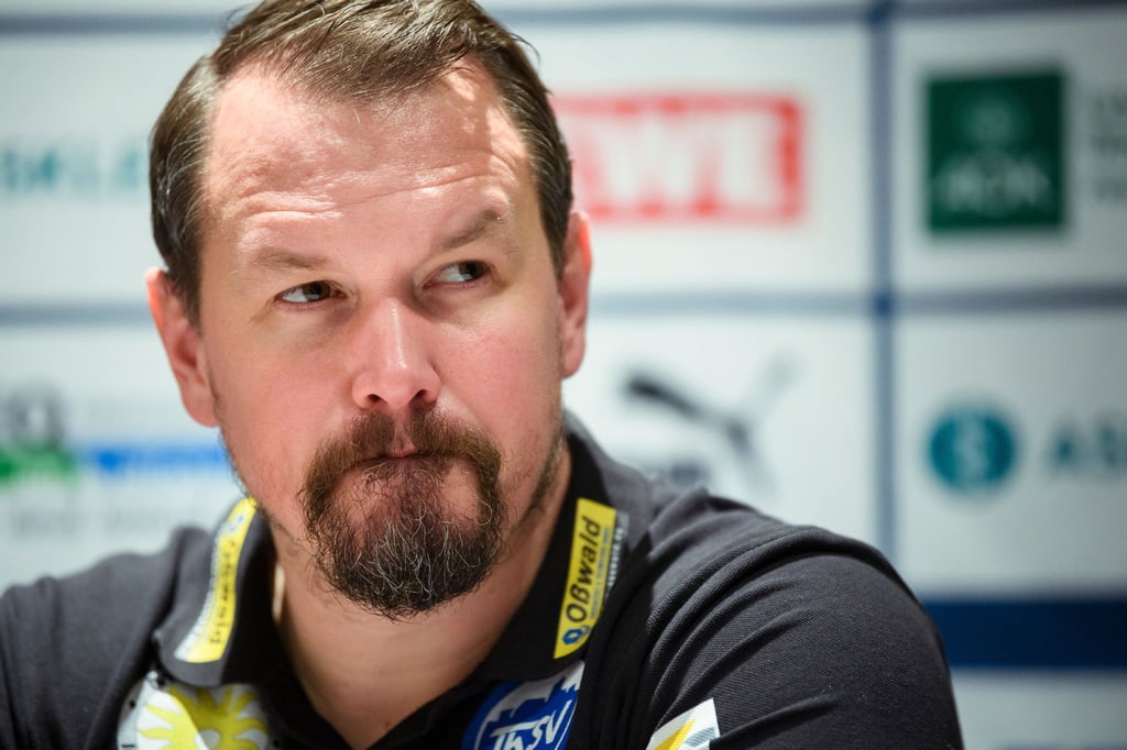 Eisenachs Trainer Misha Kaufmann spricht während einer Pressekonferenz.