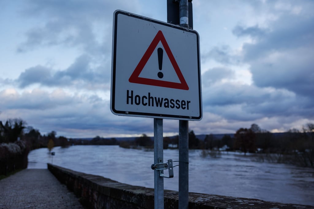 „Hochwasser“ steht auf einem Schild an der Weserbrücke in Höxter.