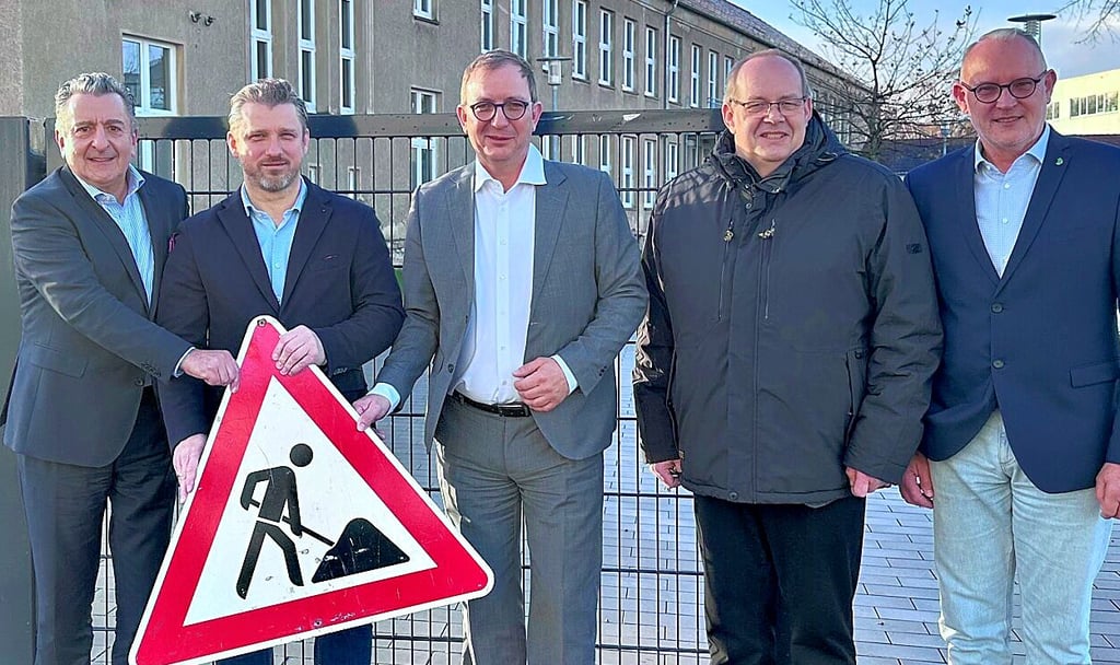 Landtagsabgeordneter Gunnar Schellenberger (v.l.), Bürgermeister Sven Hause, Landrat Markus Bauer, Schulleiter Rolf-Uwe Friederichs und Oberstufenkoordinator Ralf Bannier deuten vor dem Friedrich-Schiller Gymnasium symbolisch bereits auf die bevorstehenden Bauaktivitäten hin.