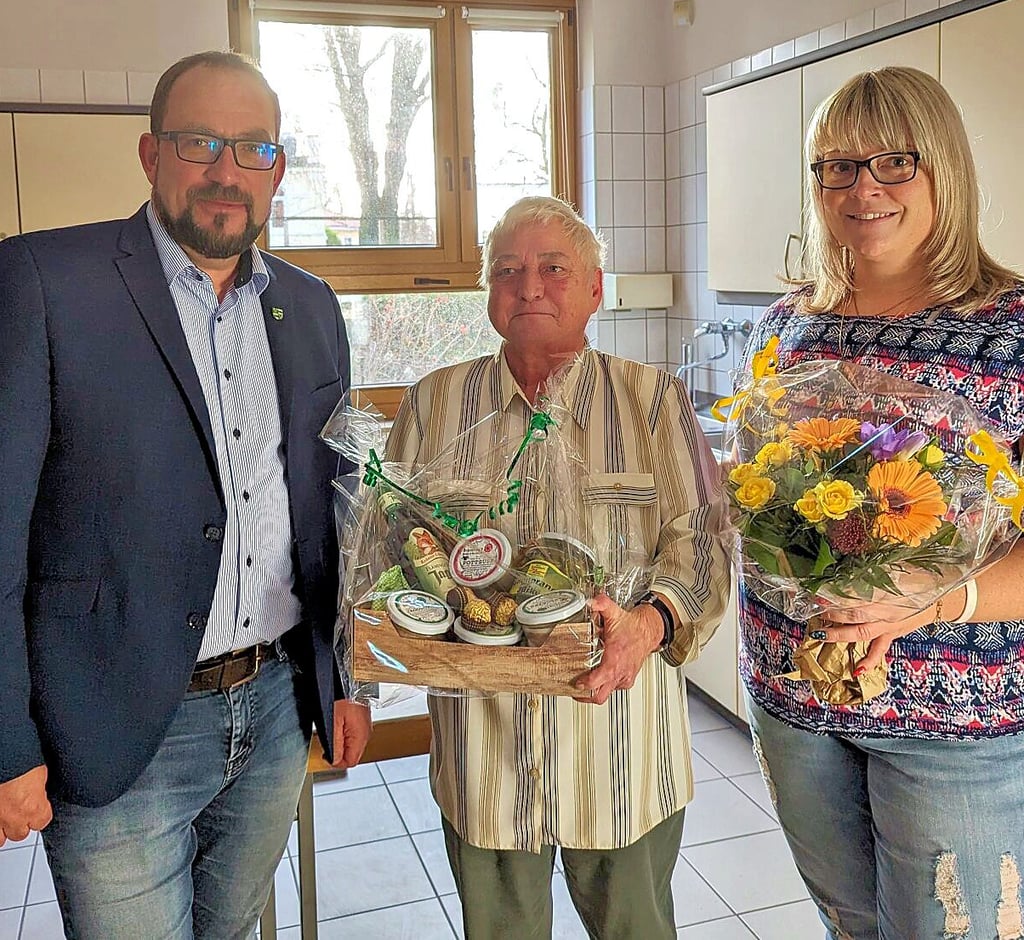 Direkt vor Weihnachten hatte Uta Kahlo ihren letzten Arbeitstag. Bürgermeister Kay Gericke und Romy Reichelt, Sachbearbeiterin Personal in der Gemeindeverwaltung, verabschiedeten sie in die Rente.