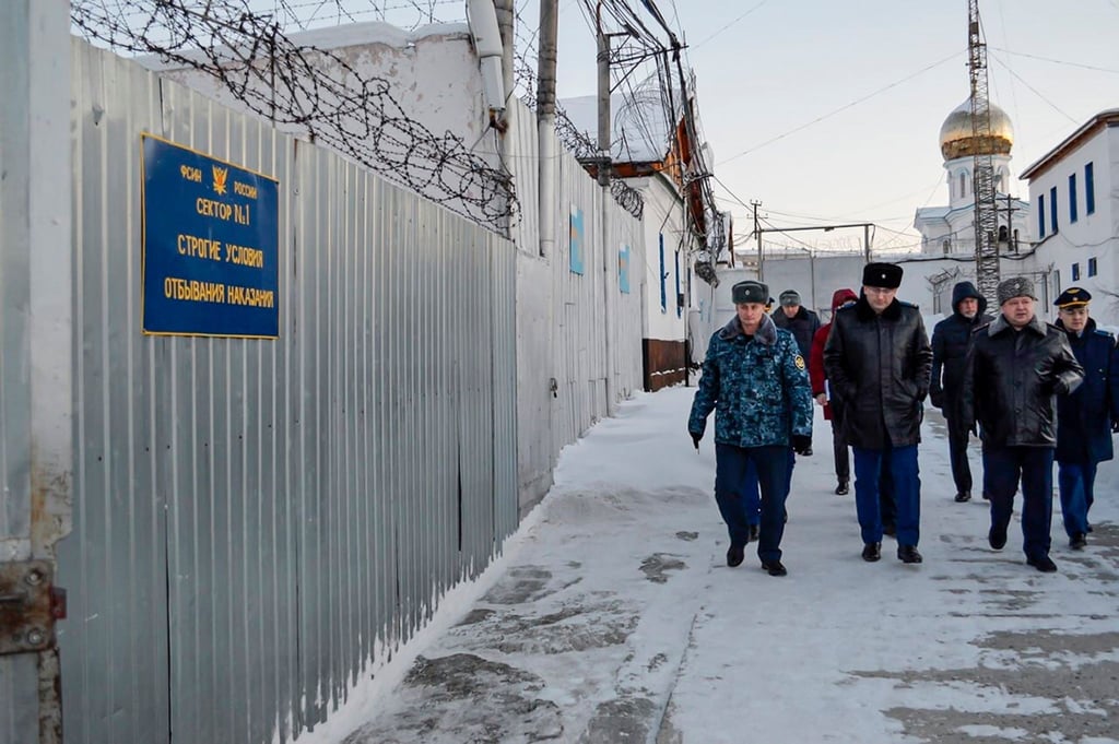 Auf diesem vom Ombudsmann für Menschenrechte des Autonomen Kreises der Jamal-Nenzen zur Verfügung gestellten Foto geht eine Gruppe von Beamten durch eine Gefängniskolonie im russischen Charp.