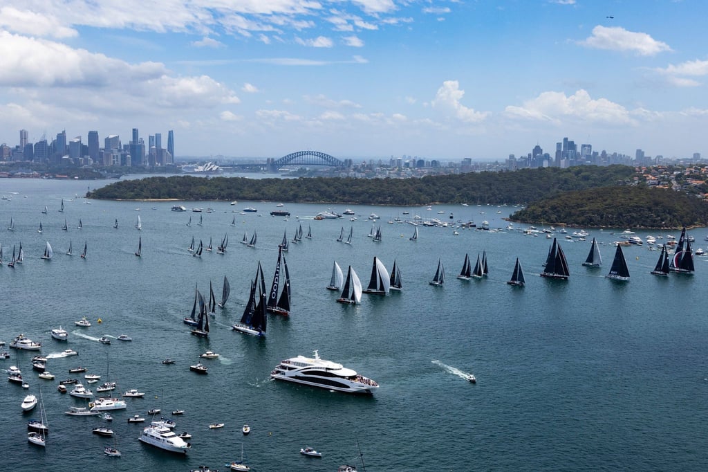 Die Jachten fahren zur Startlinie der Segelregatta „Sydney Hobart Yacht Race“.