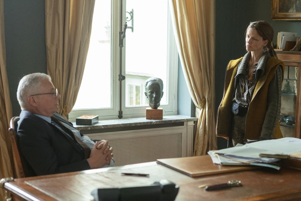 Alexandra (Karoline Schuch) besucht den Familienanwalt Roel Willems (Filip Peeters).