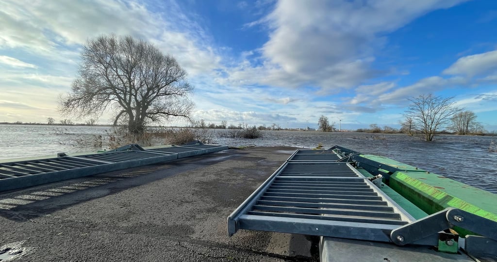 Das Weihnachtshochwasser 2023 an der Elbe hat den Jakobsweg, der von Hohenwarthe über Lostau nach Magdeburg führt, unterbrochen. Die Elbaue mit dem alten Elbarm ist komplett überflutet. Die Geländer der 2004 erneuerte Grundbrücke sind abgeklappt.