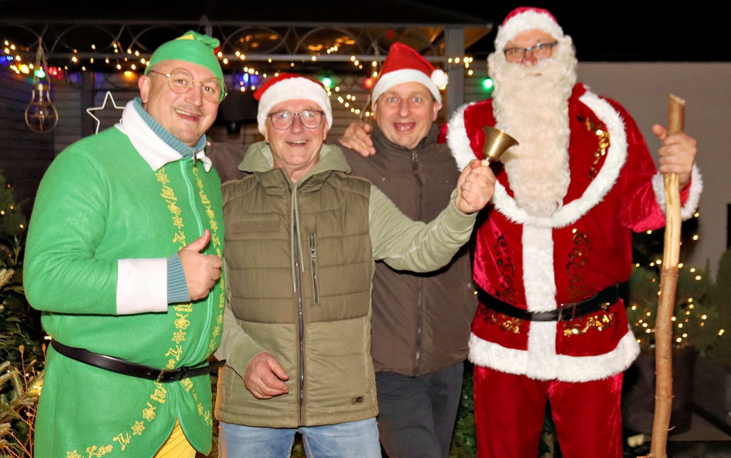 In Eickendorf gab es ein Großaufgebot an Weihnachtsmännern und Wichteln.