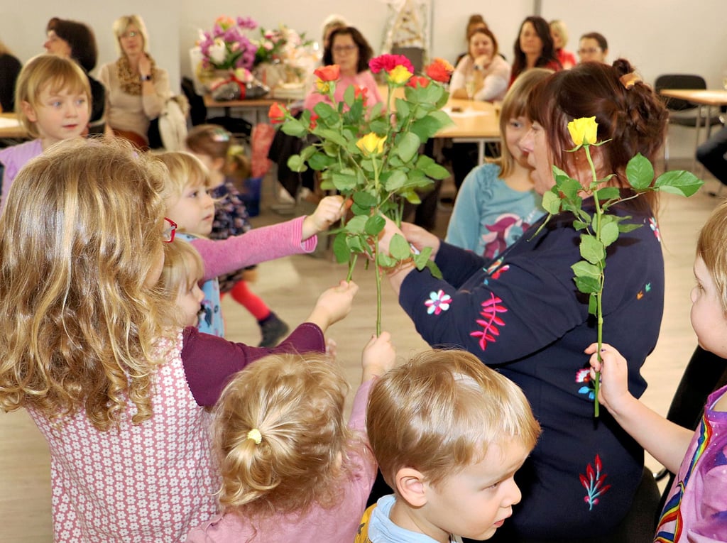 Jeder kleine „Parkspatz“ verabschiedet sich von Martina Pannecke mit einer Rose.