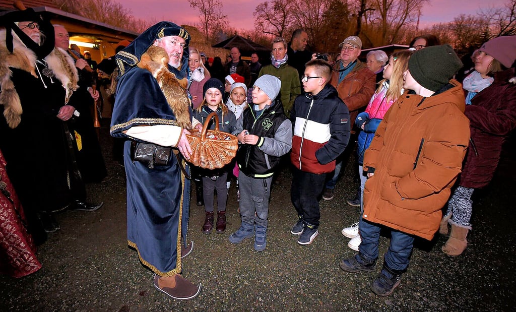 In Egeln brachte nicht der Weihnachtsmann den artigen Kindern Geschenke, sondern der ehemalige Burgherr Graf von Hadmerslebhen alias Uwe Lachmuth mit seinem Gefolge.
