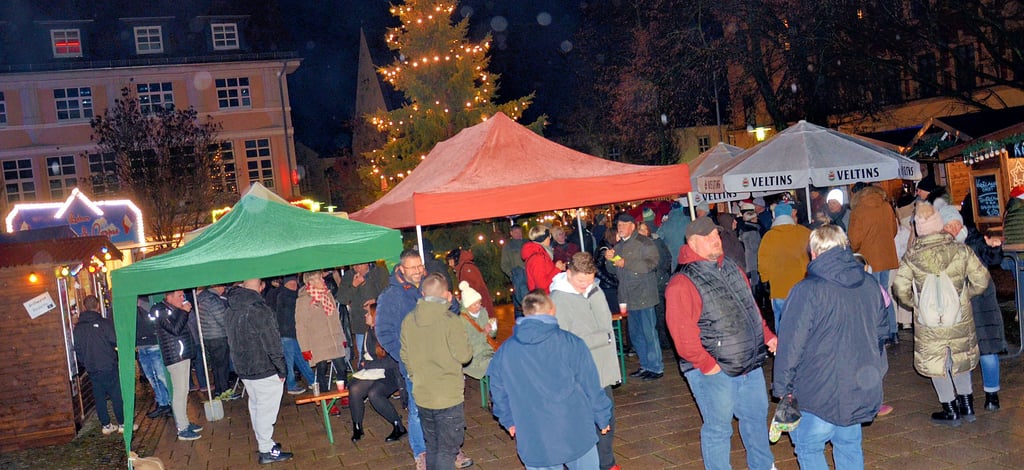 Der Sonnabend als letzter Tag des Staßfurter Weihnachtsmarkt war dann doch noch relativ gut besucht für die Wetterverhältnisse.