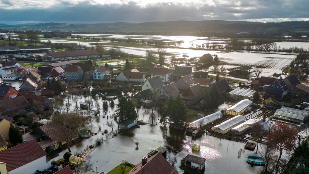 Hochwasser Überflutetes Windehausen darf nicht betreten werden