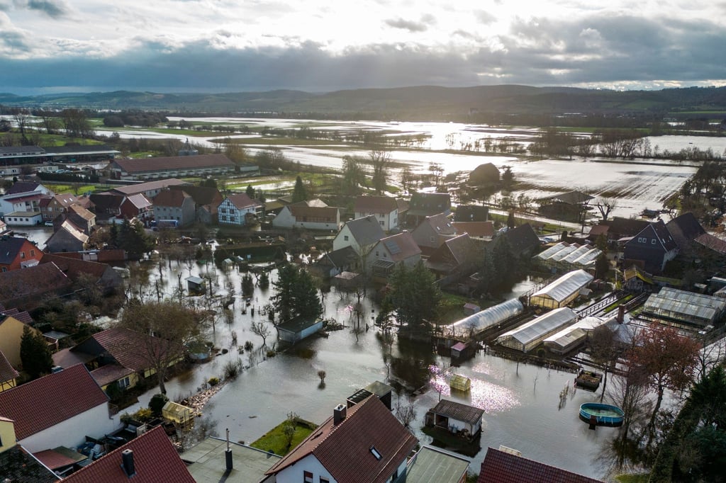 Mehrere Straßen und angrenzende Felder in Heringen-Windehausen stehen unter Wasser.