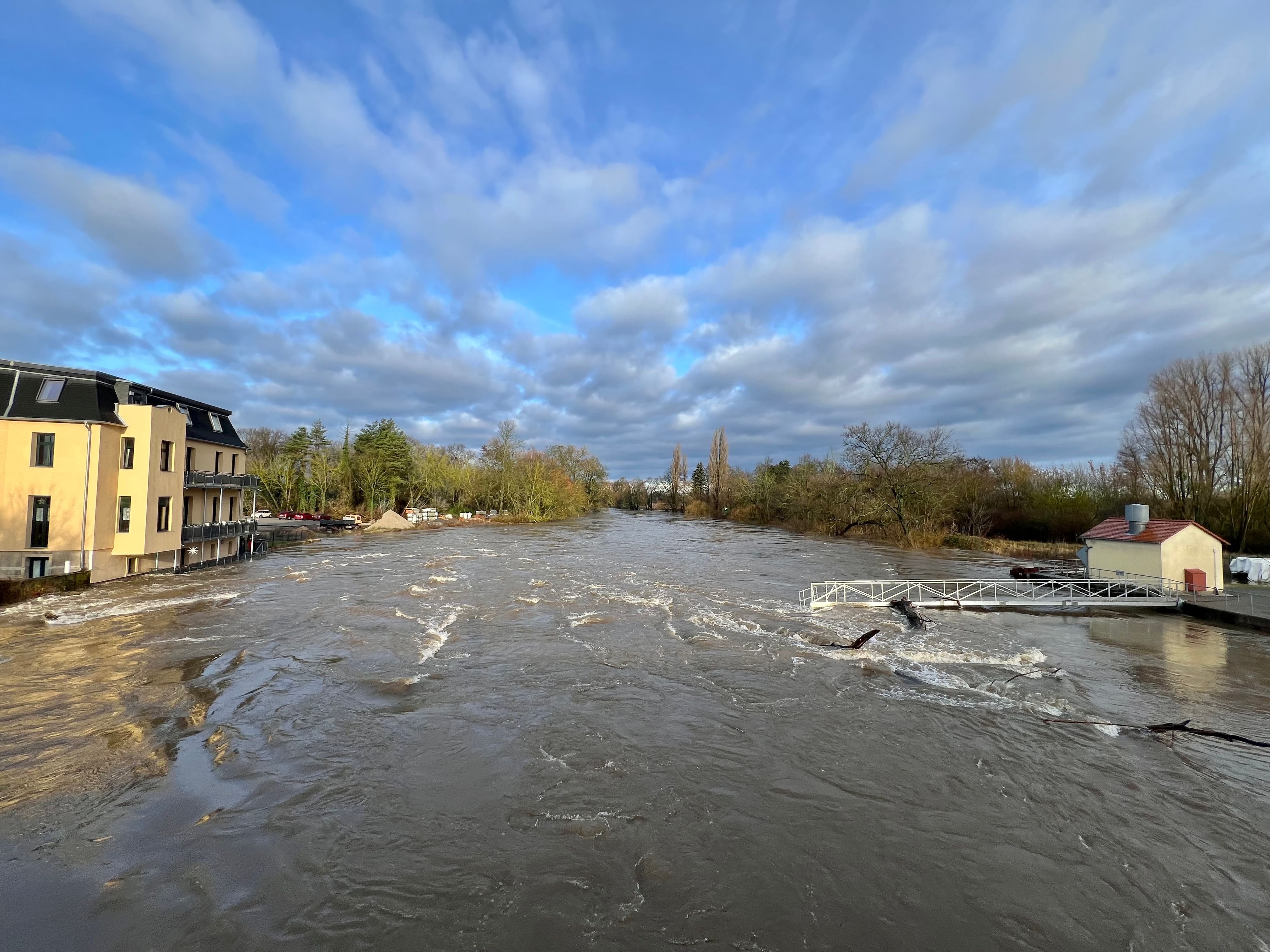 Hochwasserlage In Sachsen-Anhalt: Anhalt-Bitterfeld: Hochwasser An Der ...